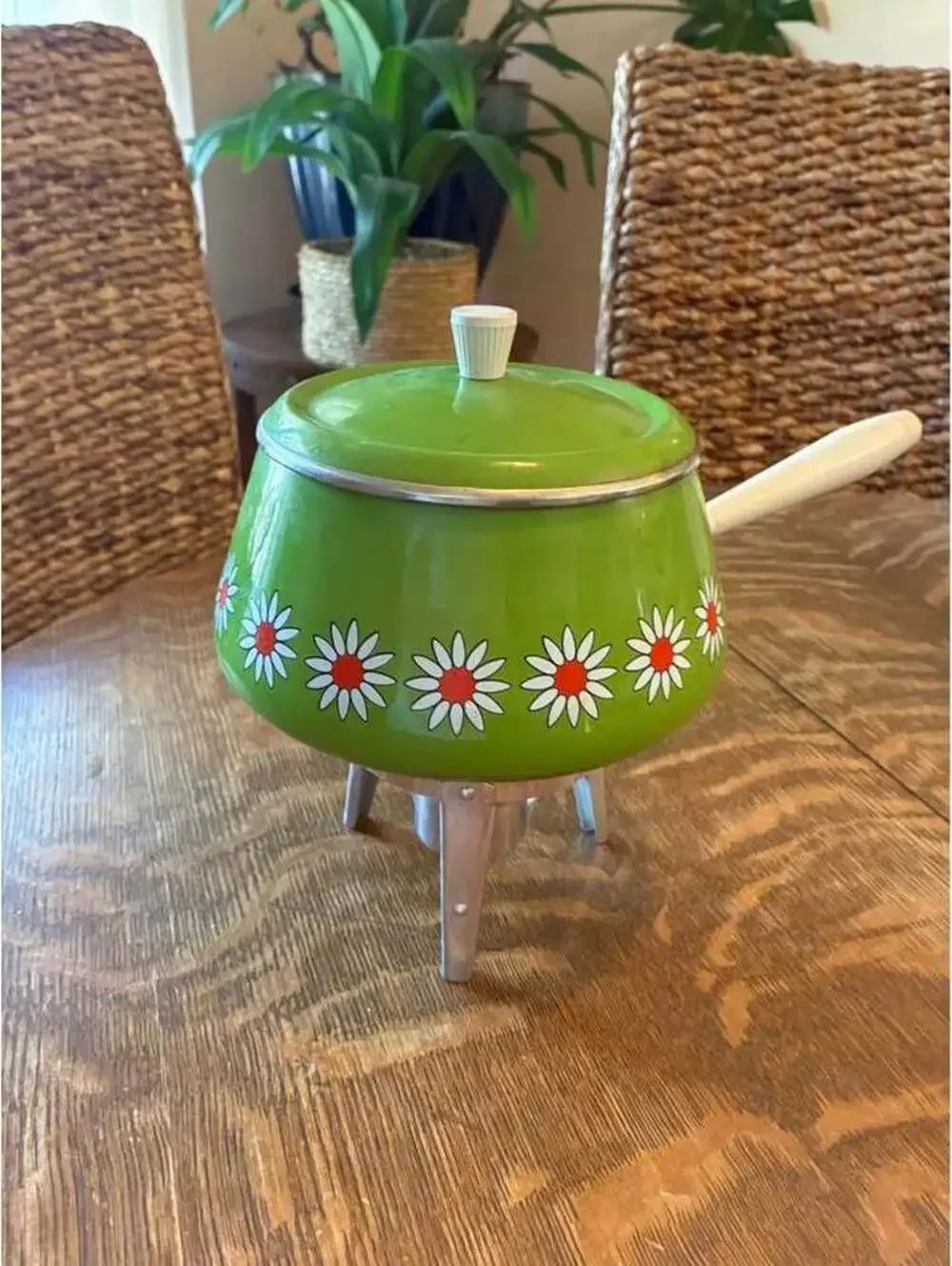 Retro enameled grass green & daisies fondue pot